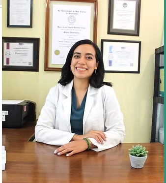 Dra. María de los Ángeles González en su consultorio